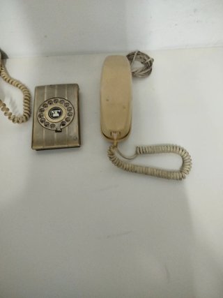 Teléfonos antiguos y agenda