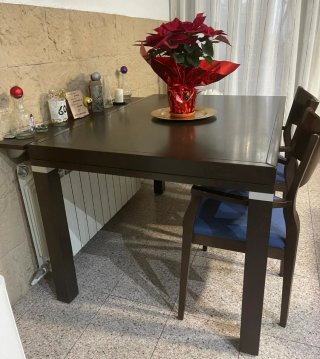 Mesa de comedor de madera