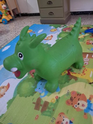 Dinosaurio saltarín verde
