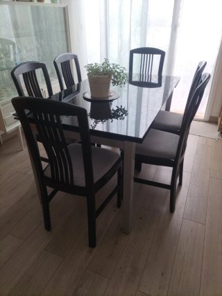 Mesa de comedor y 6 sillas.