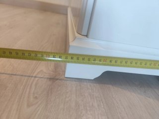 Estantería Ikea Liatorp blanca con puertas.