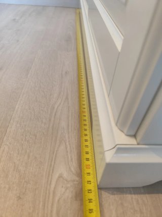 Estantería Ikea Liatorp blanca con puertas.