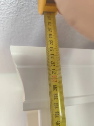 Estantería Ikea Liatorp blanca con puertas.