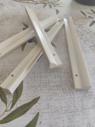 Estantería Ikea Liatorp blanca con puertas.