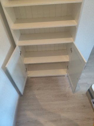 Estantería Ikea Liatorp blanca con puertas.