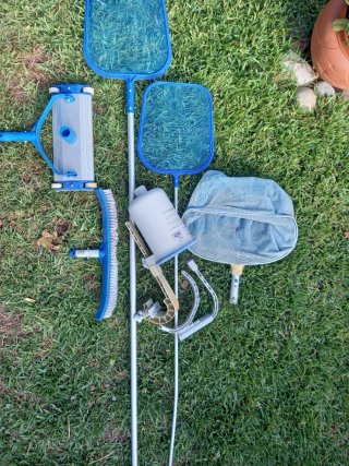 Accesorios para piscina: red, cepillo y más