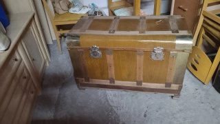 Baúl antiguo de madera y papel