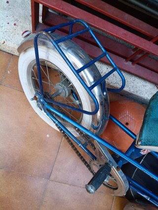 Bicicleta antigua azul