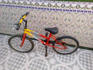 Bicicleta infantil roja y amarilla