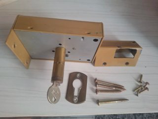 Cerradura de seguridad dorada con llave