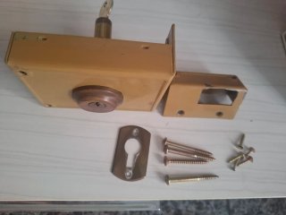 Cerradura de seguridad dorada con llave