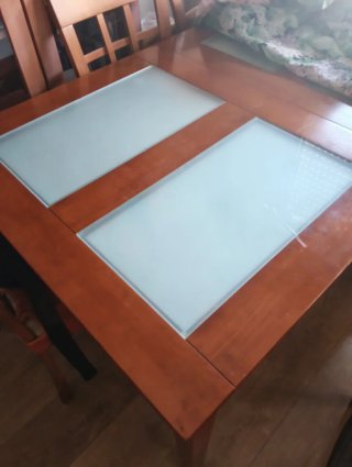 Mesa de comedor de madera y cristal.