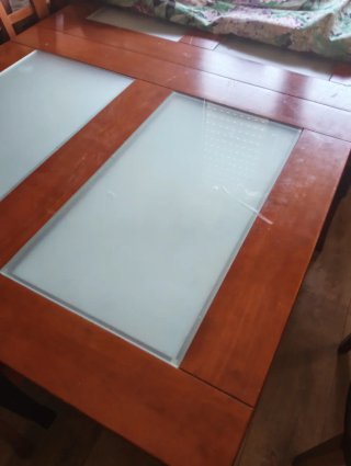 Mesa de comedor de madera y cristal.