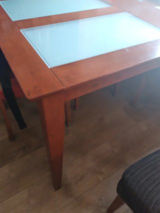 Mesa de comedor de madera y cristal.