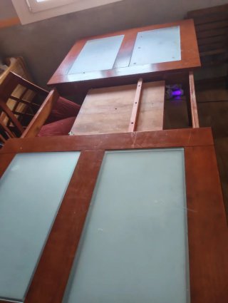 Mesa de comedor de madera y cristal.