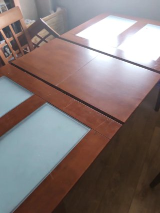 Mesa de comedor de madera y cristal.