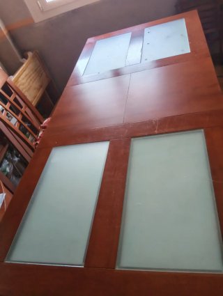 Mesa de comedor de madera y cristal.
