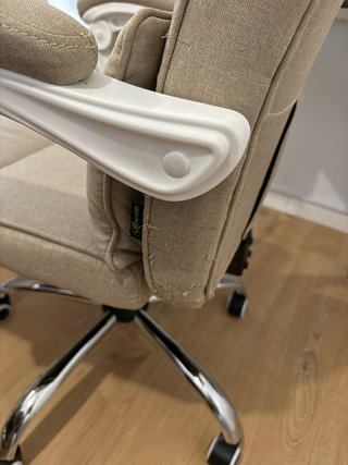 Silla de escritorio beige y blanca