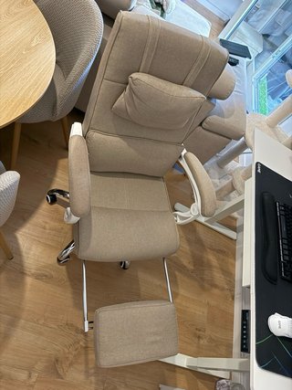 Silla de escritorio beige y blanca