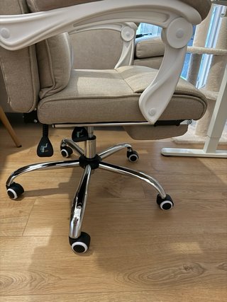 Silla de escritorio beige y blanca