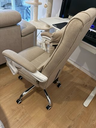 Silla de escritorio beige y blanca