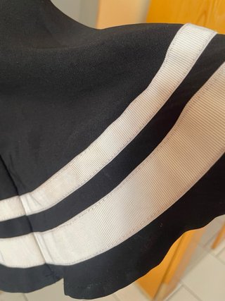 Blusa negra con mangas acampanadas