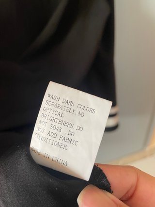 Blusa negra con mangas acampanadas
