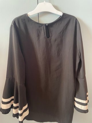Blusa negra con mangas acampanadas