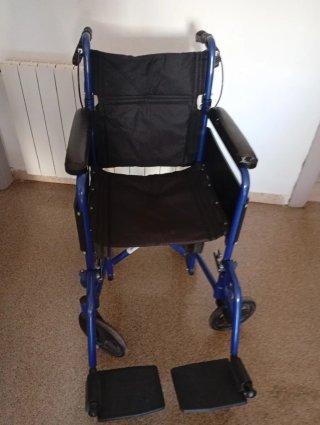Silla de Ruedas Azul Plegable