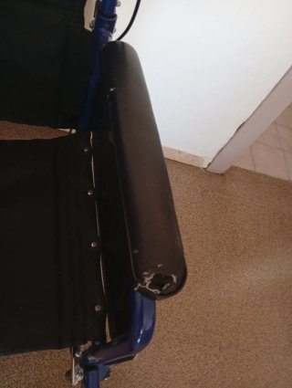 Silla de Ruedas Azul Plegable