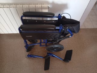 Silla de Ruedas Azul Plegable