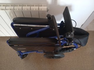 Silla de Ruedas Azul Plegable