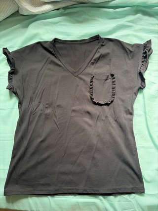 Camiseta negra mujer con volantes