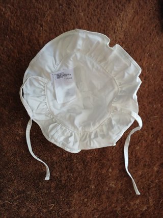 Gorro de bebé blanco para verano