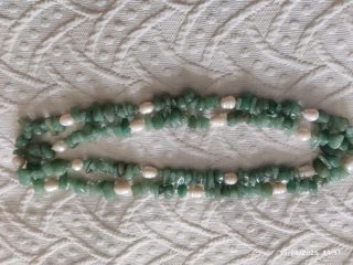 Collar de piedras verdes naturales y perlas de rio