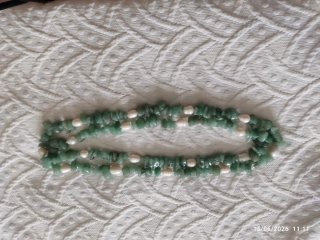 Collar de piedras verdes naturales y perlas de rio