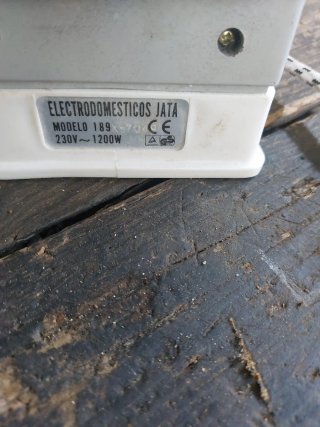 Ferro da stiro a vapore JATA