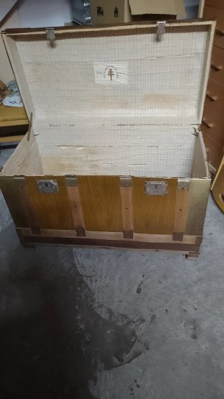 Baúl de madera y metal