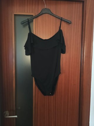 Body negro con volantes