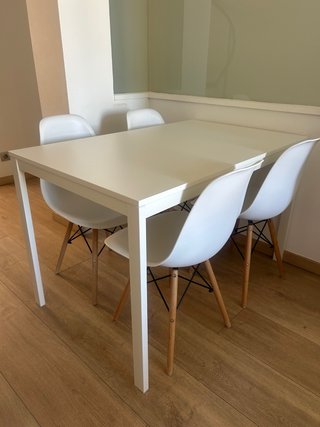 Mesa de comedor y 4 sillas blancas