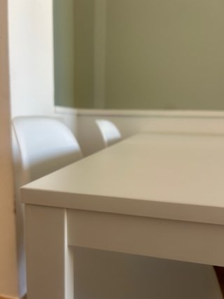 Mesa de comedor y 4 sillas blancas