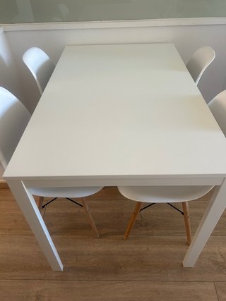 Mesa de comedor y 4 sillas blancas