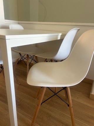 Mesa de comedor y 4 sillas blancas