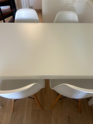 Mesa de comedor y 4 sillas blancas