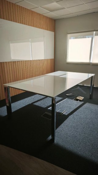 Mesa de cristal y metal moderna