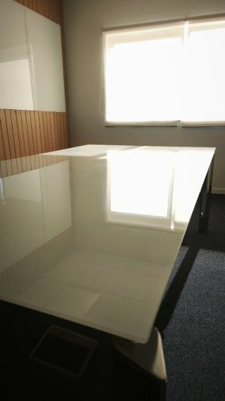 Mesa de cristal y metal moderna
