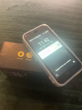 Mini smartphone negro y multicolor