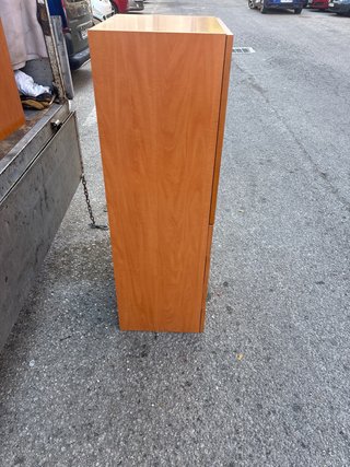 Vitrina de madera con puerta de cristal
