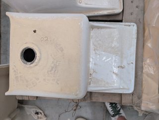 Fregadero de cerámica con escurridor y pata