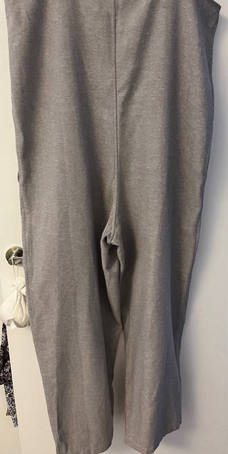 Mono gris de tirantes